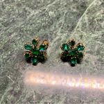 Emerald Green Glass Czechoslovakia Screw Back Earrings Floral Flower Shape VTG Gold Photo 1