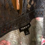 Torrid  Textured Floral Crew Neck Lace Pieced Tie Back Top Grey Pink 1X‎ Photo 4