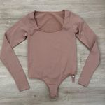 SKIMS  ESSENTIAL LONG SLEEVE SCOOP NECK BODYSUIT | TIGERS EYE Photo 0