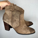Clarks East Earl Ankle Boots Suede Leather Heeled Booties Western Style Size 11 Photo 0