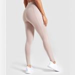 Gymshark Dreamy 2.0 high waisted Leggings Taupe pockets sz Small pull on active Photo 3