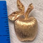 Avon Jewelry VTG 1970S 70s SIGNED AVON 1974 APPLE FRUIT FOOD Brooch Pin textured gold tone Photo 3