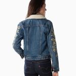 Levi's Women’s Embroidered Sherpa Trucker Jacket Size XS Photo 6
