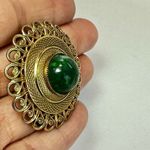 Gold tone ornate green stone scarf clip Photo 2