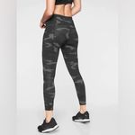 Athleta Camo Contender 7/8 Tight in Powerlift Leggings Size X Small Photo 9