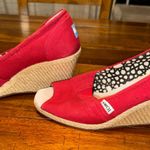 Toms Red Heeled Open Toe Wedges Womens Size 9 Photo 2
