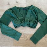 Pretty Little Thing - Twist Front Long Sleeve Crop Top in Green Photo 0