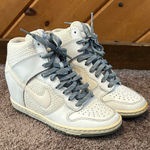 Nike Dunk Sky Hi Essential hidden wedge sneaker in gray and white Photo 0