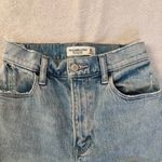 Abercrombie & Fitch Abercrombie Ultra High Rise 90s Straight Jean Light Wash Photo 2