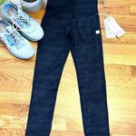 Vuori  Women’s XS the Rise and Shine Black Camo Daily Legging Athleisure Workout Photo 0