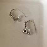 Irregular hoops earrings pearl hoops earrings silver hoop earrings minimalist design Photo 1
