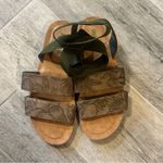 Muk Luks About It Ankle Strap Sandals Women’s sz 9 Taupe Floral Embossed Beach Green Photo 1
