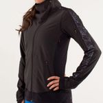 Lululemon ၁၇$200 retail softshell Run: Draft Dodger Jacket Black Photo 2
