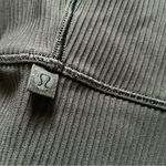 Lululemon athletica power pivot ribbed tank top tight fit cropped black size 2 Photo 5