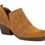 Baretraps Rizzo Perforated Faux Suede Ankle Boots Size 9 Tan Block Heel NEW Photo 0
