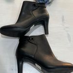 Clarks Black Leather Ankle Boots Heeled Zip Up Classic Booties Size 8.5 Photo 0