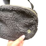 Lululemon ‎ Everywhere Fleece Belt Bag Black Photo 2