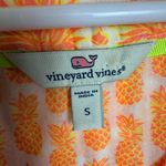 Vineyard Vines  orange pineapple print sleeveless top size small L31 Photo 2