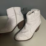Dirty Laundry  White Textured Ankle Boots Size 7.5  Photo 1