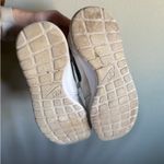 Nike Women’s Roshe One Photo 2