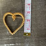 VINTAGE Unbranded Braided Rope Heart Gold Toned Brooch Photo 3