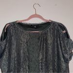 Cable & Gauge  Woman’s XL Hunter Green Lace, Split Short Sleeve Top. Photo 4