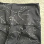 Beyond Yoga Limited Edition Flashback High-Rise
Midi Leggings in Monstera Leaf S Photo 8