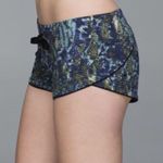Lululemon REVERSIBLE  Water: Surf Short
Floral Sport White Multi / Black Photo 4