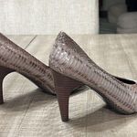 B Makowsky  Heels Pumps Leather Snakeskin Print Embossed Size 8: Photo 5