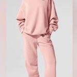 Alo Yoga NWT Accolade Crew Neck Pullover Sweatshirt Pink Quartz Size M SOLD OUT Photo 3