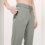  Lululemon On the Fly 7/8 Pant *Woven- Grey Sage- Size 10 Photo 2