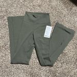 Lululemon Groove Nulu Super-High-Rise Flared Pant
Regular size 4 army green Photo 5