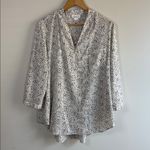 Jaclyn Smith Size XL patterned blouse with a zipper detail at the neckline Photo 1