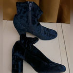 CARLOS BY CARLOS SANTANA WOMEN'S SIZE 9 M BLUE CRUSHED VELVET BLOCK HEEL BOOTS Photo 1