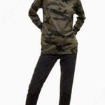 Aritzia / TNA Chiemsee Camo T-Shirt in Grapeleaf & Peat NWOT Photo 6