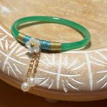 NWOT Synthetic Green Jade Flower Charm Bangle Bracelet Photo 3
