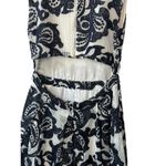 SUNCOO Paris Black & White Sleeveless V Photo 5