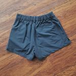 Vuori  Women's Dark Navy Chic Casual Outdoor Trendy Athleisure Shorts Size Small Photo 5