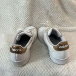 Adidas  low top white and gold shoes size 11 Photo 2