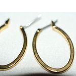 Source Unknown Ageless Trendy Oval Gold Tone Latch Back Hoop Y2K Casual Fashion Earrings Photo 2