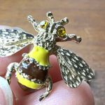 Vintage Womens Enamel Rhinestone and Gold Tone Bee Brooches Set of 2 Photo 7