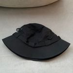 Alo Yoga  Undeniable Black Bucket Hat One Size Photo 3