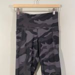 Old Navy Women Black Camo Go-Dry 3/4 Ankle Elevate Leggings Size M NWT Photo 1