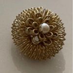 Vintage Gold Tone Flower Pearl Brooch Pin Round sprin Elegant Statement Sz 1” Photo 3