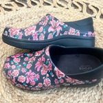 Crocs  Neria Pro II graphic floral red roses clogs size 7 Photo 2