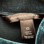 Banana Republic Top Womens XS Blue Velvet Mock Neck Stretch Minimalist Soft Girl Photo 3