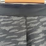 Under Armour Fitted HeatGear Black & Gray Camo Mid Rise Leggings Sz L Photo 5