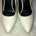 G by Guess  white & black pumps Photo 1