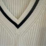 White Chunky V Photo 2