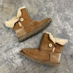 UGG  Women's Mini Bailey Button II in Chesnut Photo 0